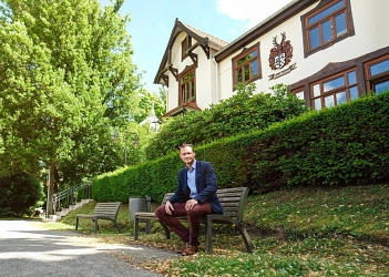 Bürgermeister vor Rathaus&nbsp;&copy;&nbsp;Stadt Bad Sachsa